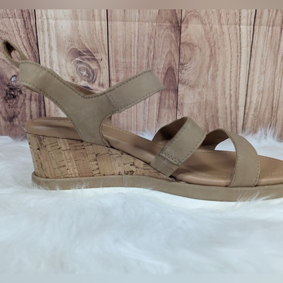 Women’s CREVO Claudia Leather Wedge Sandal In Tan size 9.5 - Picture 3 of 10